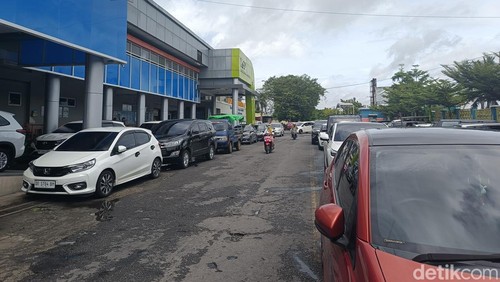 Tampak ramai dan berjejal kendaraan yang didominasi oleh roda empat di halaman parkir RSUD Praya, Lombok Tengah, Selasa (27/1/2026). Foto: (Edi Suryansyah/detikBali)