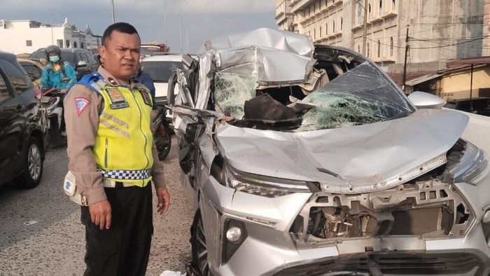 Avanza Ringsek usai Tabrak Bokong Truk di Medan, Pengemudi Luka