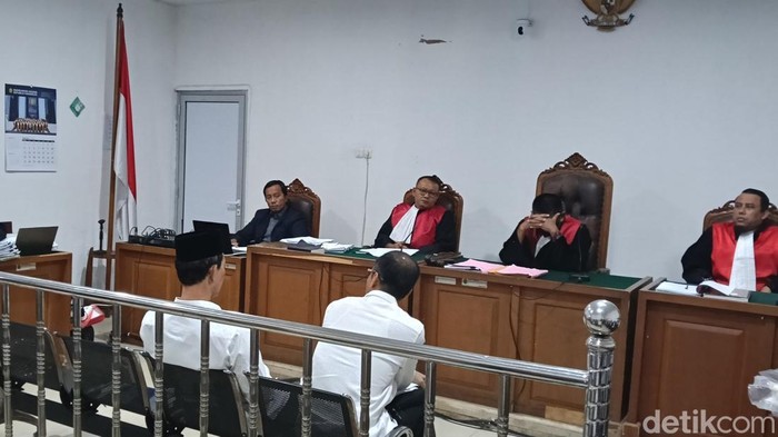 Terdakwa Raimar Yousnaidi memberikan keterangan di hadapan majelis di persidangan dugaan korupsi revitalisasi pasar Cinde