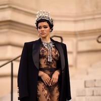 Penampilan Teyana Taylor menarik perhatian dunia mode saat menghadiri Paris Fashion Week dalam fashion show Schiaparelli. Aktris dan penyanyi 35 tahun itu tampil mengenakan busana bergaya naked dress yang dipadukan dengan sentuhan aksesori mencolok. Foto: dok. InstagramS chiaparelli