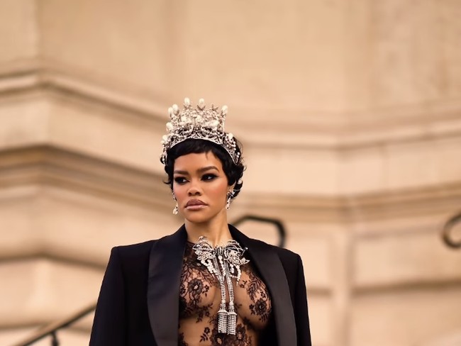 Penampilan Teyana Taylor menarik perhatian dunia mode saat menghadiri Paris Fashion Week dalam fashion show Schiaparelli. Aktris dan penyanyi 35 tahun itu tampil mengenakan busana bergaya naked dress yang dipadukan dengan sentuhan aksesori mencolok. Foto: dok. InstagramS chiaparelli