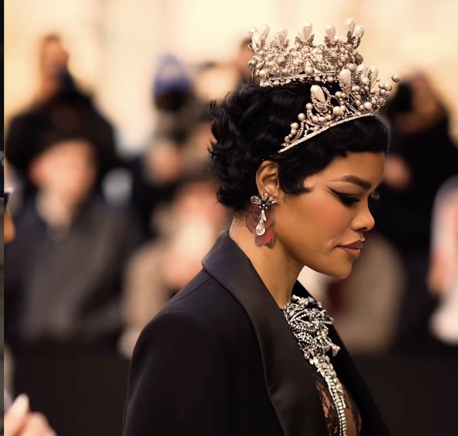 Penampilannya semakin menonjol dengan aksesori mahkota berhiaskan berlian yang memberi sentuhan dramatis layaknya ratu modern.  Foto: dok. InstagramS chiaparelli