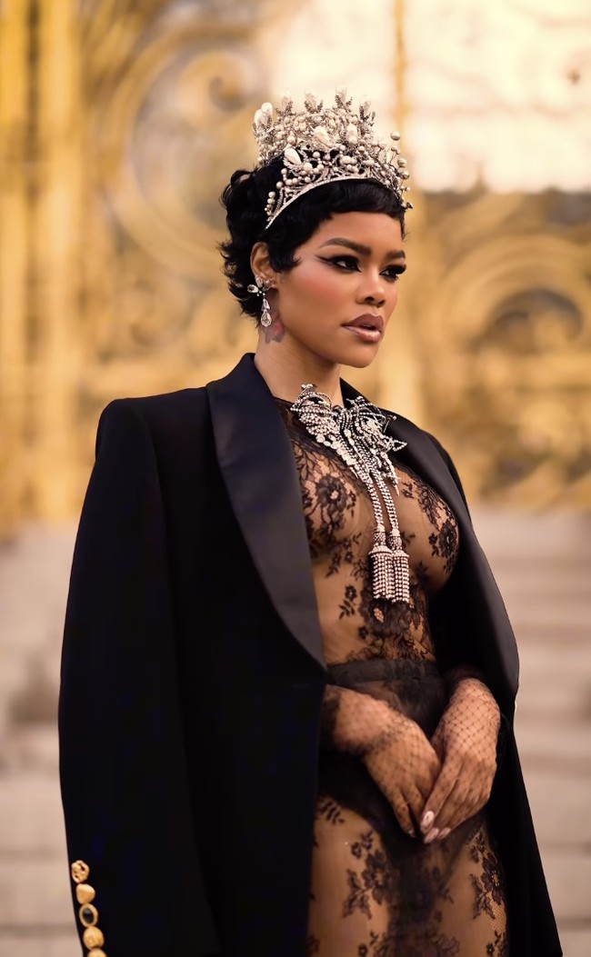 Teyana mengenakan gaun berbahan renda hitam transparan rancangan Schiaparelli, yang dilapisi dengan jaket panjang bergaya blazer yang disampirkan di bahu.  Foto: dok. InstagramS chiaparelli