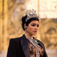 Teyana mengenakan gaun berbahan renda hitam transparan rancangan Schiaparelli, yang dilapisi dengan jaket panjang bergaya blazer yang disampirkan di bahu.  Foto: dok. InstagramS chiaparelli