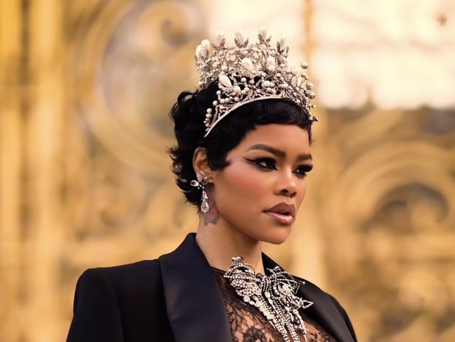 Ia juga melengkapi tampilannya dengan kalung perak berukuran besar bertabur berlian, senada dengan mahkota yang dikenakan. Foto: dok. InstagramS chiaparelli