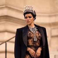 Gaya tersebut dipadukan dengan potongan rambut pixie cut hitam yang ditata bergelombang, menciptakan kesan edgy namun tetap rapi. Foto: dok. InstagramS chiaparelli