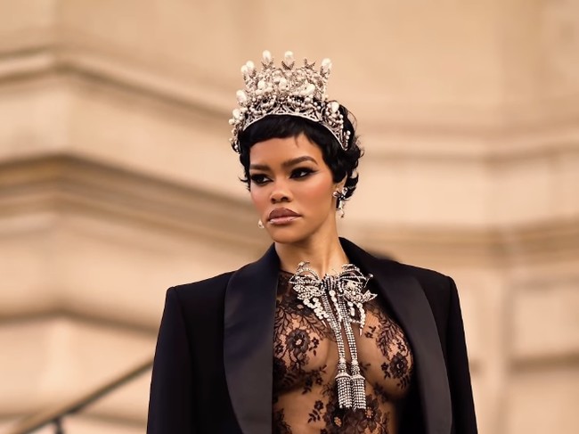 Gaya tersebut dipadukan dengan potongan rambut pixie cut hitam yang ditata bergelombang, menciptakan kesan edgy namun tetap rapi. Foto: dok. InstagramS chiaparelli