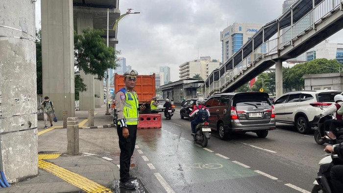 Truk Sampah Mogok di Gatsu Arah Kuningan, Lalin Padat