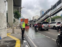 Truk Sampah Mogok di Gatsu Arah Kuningan, Lalin Padat