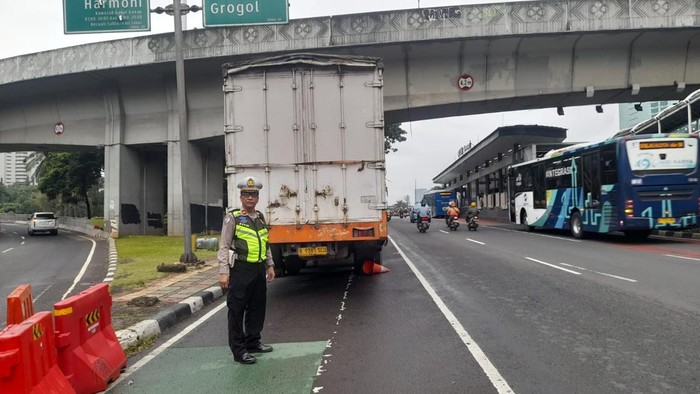 Truk Mogok di Semanggi Arah Slipi, Masih Poses Penderekan