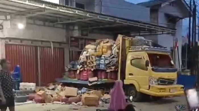 Truk pengangkut sembako dan elpiji meledak di Samarinda. (dok Istimewa)