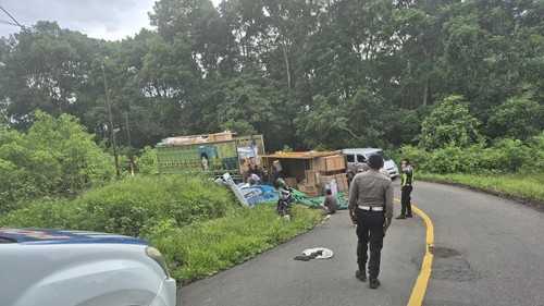 Truk muat sembako terguling  di ruas jalan Trans Flores, tepatnya di tikungan menuju Kampung Rangga Watu, Desa Golo Desat, Kecamatan Mbeliling, Manggarai Barat, NTT, Selasa (27/1/2026).