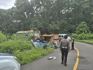 Truk Muat Sembako Terguling di Jalan Trans Flores gegara Kabut Tebal