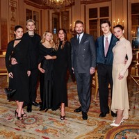 “Terima kasih juga kepada orangtua dan anak-anakku yang selalu memercayai visiku,” lanjut mantan personel Spice Girls itu yang juga memberi apresiasi kepada timnya. Seluruh orang terdekat Victoria serta beberapa nama besar dari industri fashion seperti Anna Wintour dan Edward Enninful menghadiri seremoni tersebut. Seperti sudah terprediksi, putra bungsunya, Brooklyn Beckham, dan istri, Nicola Peltz, absen. (Foto: Instagram/@victoriabeckham)