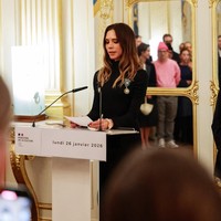 Victoria yang hadir dalam balutan gaun hitam rancangannya merasa sangat terhormat atas pengakuan tersebut. “Saya bangga sebagai warga Inggris, tapi Prancis adalah satu dari sedikit tempat di mana fashion diperlakukan dengan serius sebagaimana sebuah karya seni,” ujar Victoria dalam pidatonya. (Foto: Instagram @victoriabeckham)