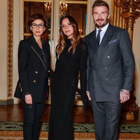 Kementerian Budaya Prancis menganugerahkan Chevalière de l’Ordre des Arts et des Lettres kepada sang desainer.  Menteri Budaya Rachida Dati memberikannya langsung di Paris, Prancis, pada Senin (26/1/2026). Foto: Instagram/@victoriabeckham