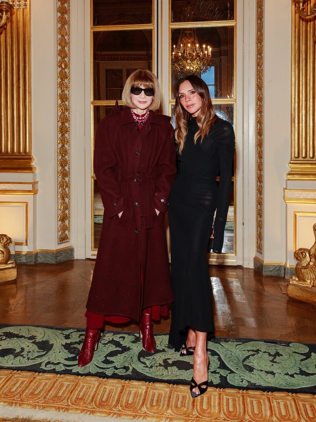 Pria 26 tahun itu menuduh orang tuanya berusaha menggagalkan pernikahan mereka. Dia mengklaim Victoria Beckham tiba-tiba menolak karyanya dipakai Nicola di hari pernikahan. Sementara kabar yang selama ini beredar, Nicola lah yang menolak memakai gaun pengantin karya ibu mertuanya. “Saya tidak ingin berdamai dengan keluarga saya. Saya tidak sedang dikendalikan, saya berdiri membela diri saya sendiri untuk pertama kalinya dalam hidup saya,” tegas Brooklyn. (Foto: Instagram/@victoriabeckham)
