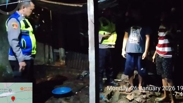 Kondisi rumah Samsudin (49) di Desa Bendungan, Simo, Boyolali, pada Senin (26/1/2026) malam. Ledakan terjadi di rumah tersebut, dengan satu orang terluka.
