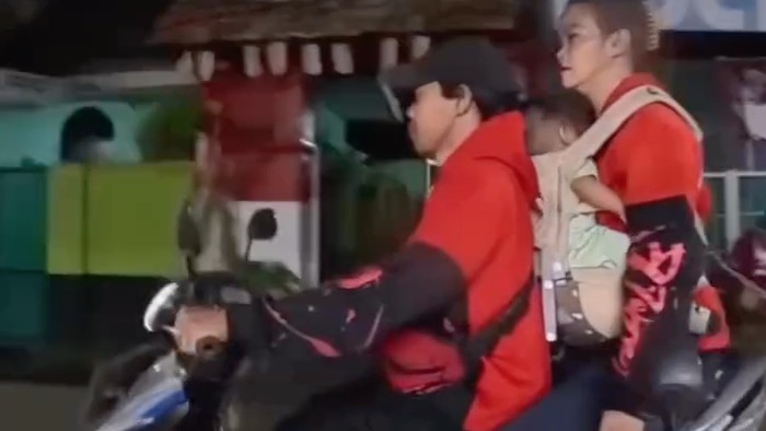 Pasutri Ngerokok di Motor sambil Bawa Bayi-Ditegur Ngamuk, Endingnya Begini