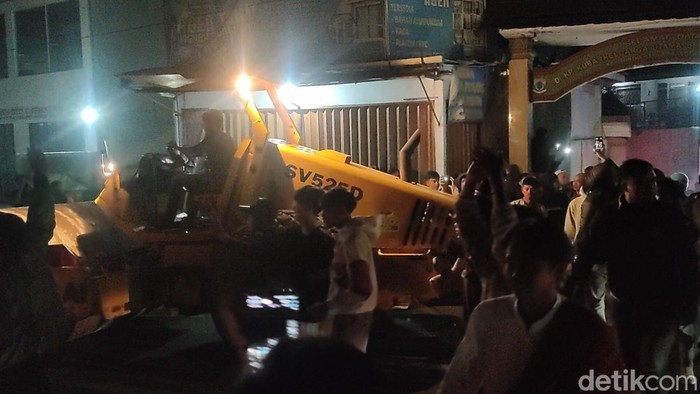 Warga mengusir alat berat di Cianjur.