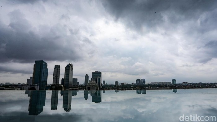 Jakarta terpantau mendung hingga hujan deras pada hari Selasa (27/1/2026) pagi. BPBD DKI Jakarta mengeluarkan peringatan dini potensi cuaca ekstrem di wilayah Jakarta periode 26 Januari hingga 1 Februari 2026.