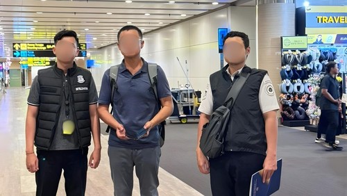 WN Korsel, CHK (56), dideportasi karena melepas garis Satpol PP Badung. (Dok. Imigrasi Ngurah Rai)