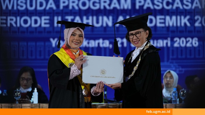 Kisah Yulistika, Kuliah Sambil Kerja tapi Tetap Jadi Lulusan Terbaik UGM