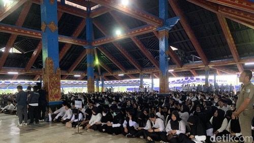 2.997 PPPK Paruh Waktu lingkup Pemerintah Kabupaten Lombok Barat resmi menerima SK di Bencingah Bupati Lombok Barat, Rabu (28/1/2026). (M. Zahiruddin/detikBali)