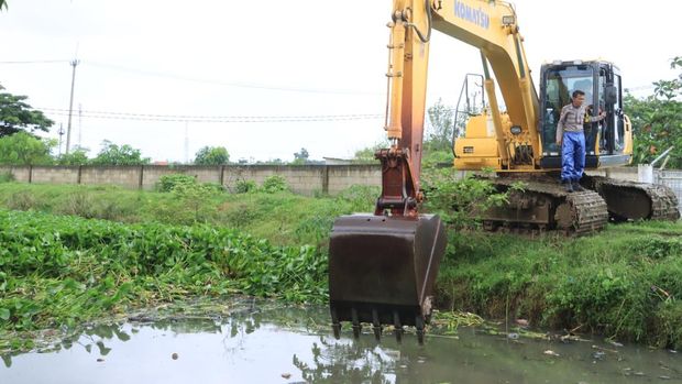 Alat berat diterjunkan untuk mengeruk lumpur dan membersihkan sungai dari eceng gondok, demi mengatasi banjir di wilayah Kecamatan Indramayu. Alat berat diterjunkan untuk mengeruk lumpur dan membersihkan sungai dari eceng gondok, demi mengatasi banjir di wilayah Kecamatan Indramayu.