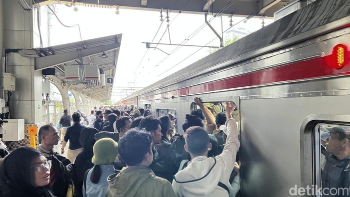 Keluh Kesah Para Anker KRL Green Line Tiap Hari Desak-desakan