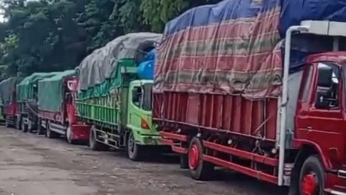 Antrian armada logistik yang antre masuk ke kapal di pelabuhan Tanjungwangi Banyuwangi.