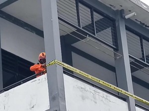 Atap Kelas SMPN 60 Surabaya Ambruk, Siswa Belajar di Musala-Lapangan
