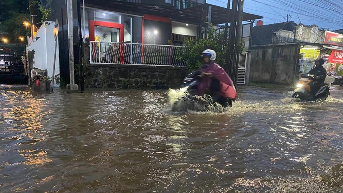 Banjir merendam sejumlah jalan protokol di Jember
