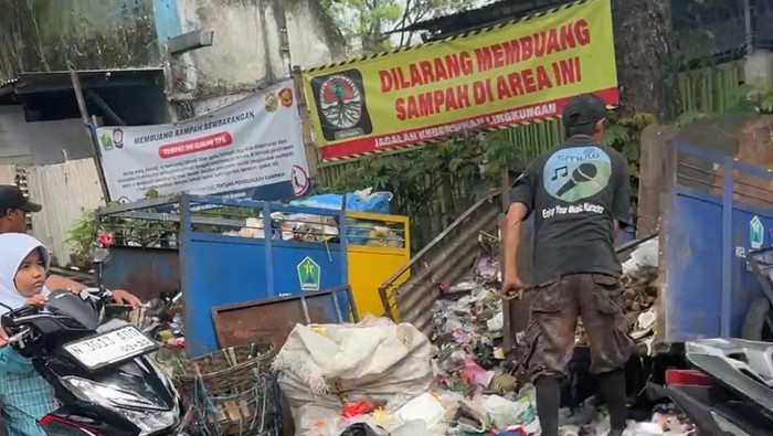 Banner larangan buang sampah di Jalan Muharto