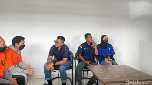 Briptu Rizka Sintiyani saat dilimpahkan ke Kejari Mataram kasus pembunuhan suaminya Brigadir Esco Faska Rely, Selasa (13/1/2026). (Foto : Abdurrasyid Efendi/detikBali).