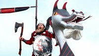 Lynden Nicolson, Guizer Jarl, berpose di atas tiruan kapal panjang Viking menjelang pawai Up Helly Aa, festival api tahunan yang menandai akhir musim Yule dan merayakan warisan Norse di Lerwick, Shetland Islands, Skotlandia. REUTERS/Toby Shepheard