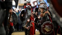 Anggota muda Jarl Squad Viking berkumpul pada pagi hari pawai Up Helly Aa di Lerwick, festival api terbesar di Eropa yang diadakan setiap Selasa terakhir Januari. REUTERS/Toby Shepheard