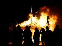 Festival Api Terbesar Eropa Terangi Langit Malam Lerwick