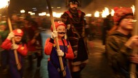 Seorang anak yang mengenakan kostum Super Mario ikut serta dalam prosesi junior bersama para viking dari Jarl Squad, selama perayaan Up Helly Aa di Lerwick. REUTERS/Toby Shepheard