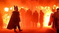 Para viking dari Jarl Squad ikut serta dalam prosesi junior selama Up Helly Aa, festival api terbesar di Eropa yang menandai berakhirnya musim Yule. REUTERS/Toby Shepheard