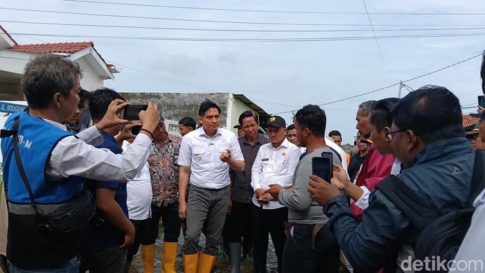 Bupati Indramayu Lucky Hakim meninjau Perumahan BDI 2 yang terkena banjir.