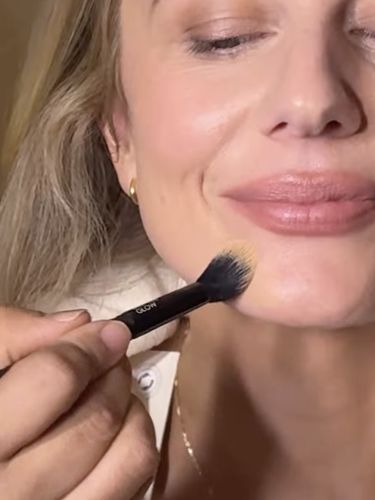 Carolina Gonzalez, makeup artist langganan Sabrina Carpenter Carolina Gonzalez, makeup artist langganan Sabrina Carpenter