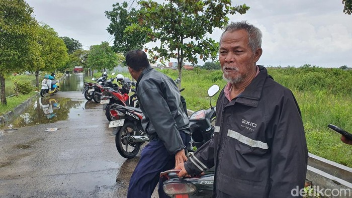 Dasuki menceritakan kondisi permukimannya di Perumahan Cidayu yang tergenang banjir