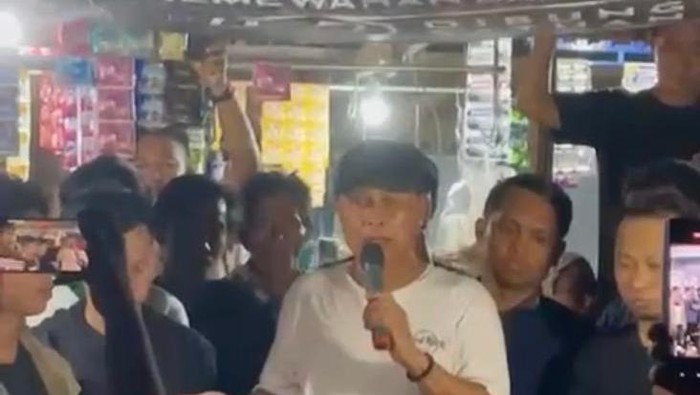 Direktur Politik Baintelkam Polri Brigjen Dwi Suryo Cahyono menemui massa aksi di Walenrang, Luwu. Dokumen Istimewa