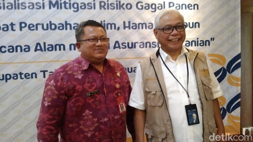 Direktur SDM dan Transformasi Perum Bulog Sudarsono Hardjosoekarto (kanan) didampingi Plt Kepala Dinas Pertanian Tabanan, I Made Subagya. (Foto: Krisna Pradipta/detikBali)