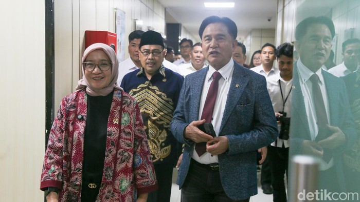 Menko Kumham Imipas Yusril Ihza Mahendra menanggapi isu-isu aktual di kantor Kemenko Kumham Imipas, Jakarta, Rabu (28/1/2026). Yusril menyampaikan Komisi Percepatan Reformasi Polri telah memasuki tahap akhir kerja.