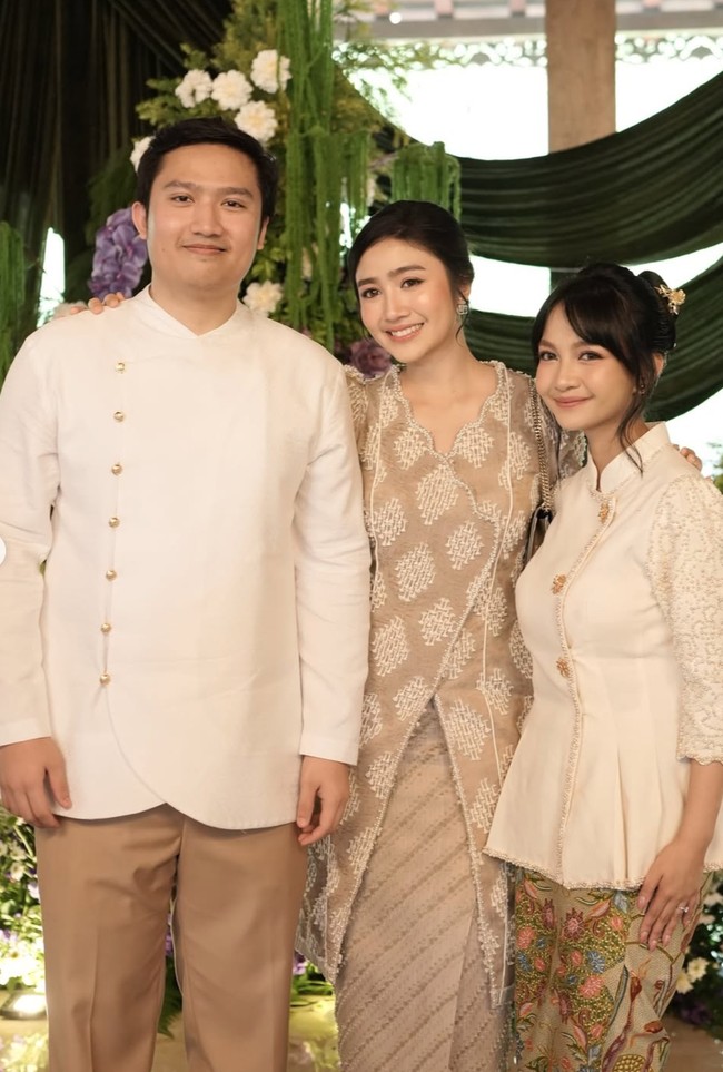 Adik kandung Febby Rastanty, Rizky Rizaldi baru saja melangsungkan acara lamaran. Tak mau ketinggalan momen tersebut, Febby turut hadir dan berpose bersama kedua calon pengantin. Foto: Instagram/@febbyrastanty