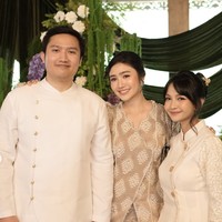 Adik kandung Febby Rastanty, Rizky Rizaldi baru saja melangsungkan acara lamaran. Tak mau ketinggalan momen tersebut, Febby turut hadir dan berpose bersama kedua calon pengantin. Foto: Instagram/@febbyrastanty