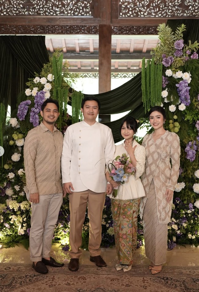 Febby datang bersama suaminya, Drajad Djumantara. Keduanya tampil kompak kenakan busana berwarna nude-beige. Foto: Instagram/@febbyrastanty