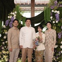 Febby datang bersama suaminya, Drajad Djumantara. Keduanya tampil kompak kenakan busana berwarna nude-beige. Foto: Instagram/@febbyrastanty
